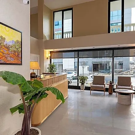 Nenessa Airport מלון 4*