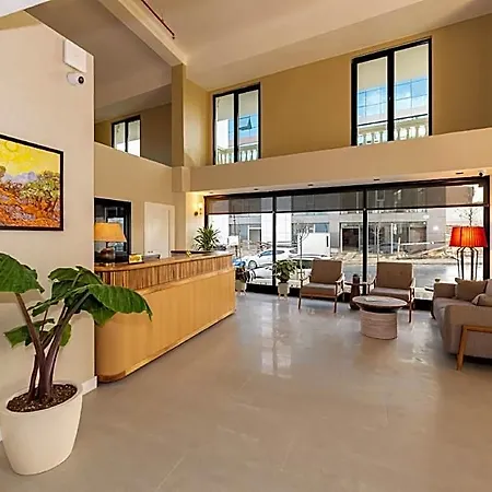 Nenessa Airport 4*